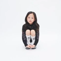 Off-White Girls Arrow Rainbow Crew Dress In Black 8 Off-White Girls Arrow Rainbow Crew Dress In Black -Monna Clothing Shop LOOK 14 20230515 OW KIDS 23 1470 c RGB